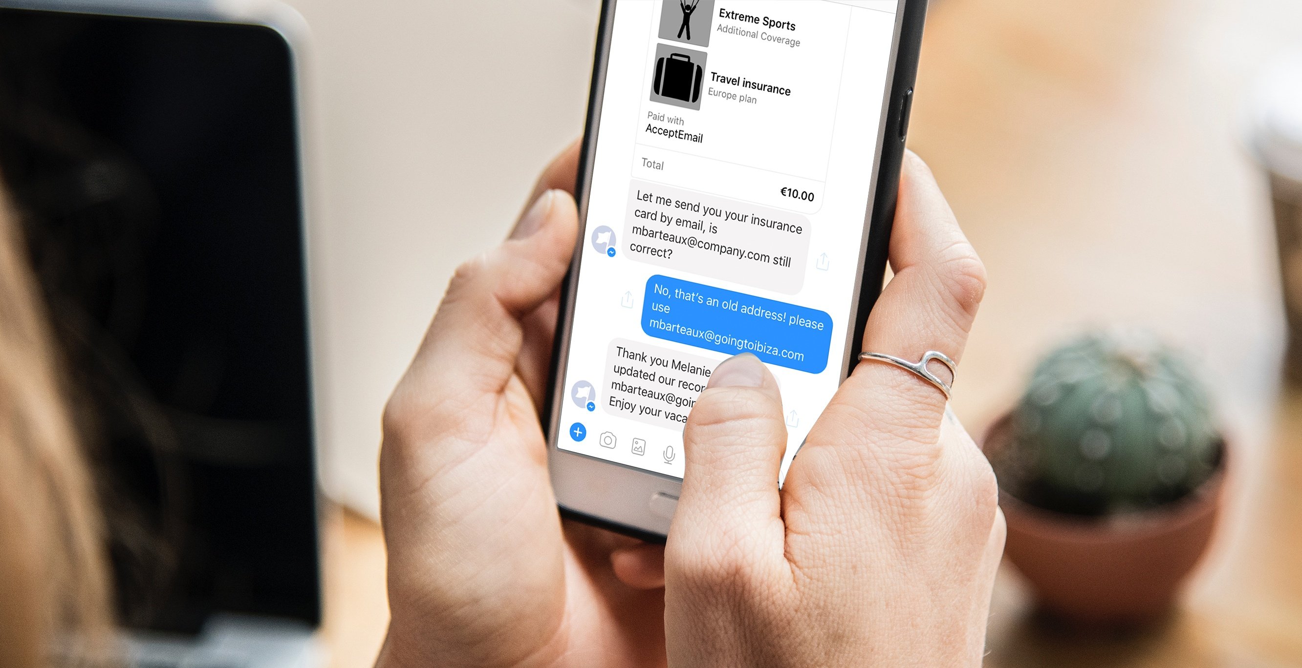 Klant sluit een verzekering af en betaalt met AcceptEasy op Facebook Messenger